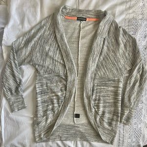 INSPIRED HEARTS - Open Front Light Sweater. Gray/White Scratch Pattern. Size:M